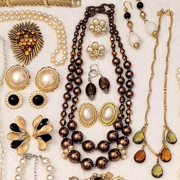 Gorgeous Grandmother Jewelry Lot - Picture 10 of 13